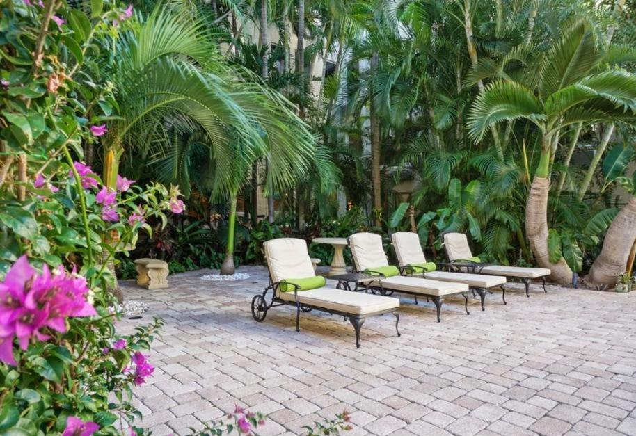 Hemingway Suites At Palm Beach Hotel Island Exterior photo