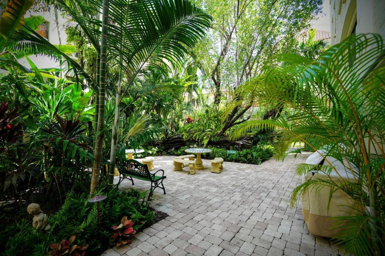 Hemingway Suites At Palm Beach Hotel Island Exterior photo